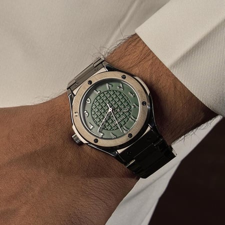 ساعة رجالية بلون اسود ميناء زيتي مميزة بارقام عربية