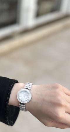 ساعة نسائية فضي ميناء أبيض بفصوص الزركون شبيه الألماس