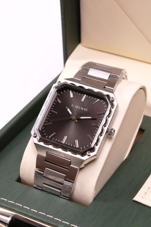 طقم رجالي منسق مع كبك و قلم