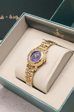 ساعة نسائية بتصميم ملفت باللون الذهبي والأزرق