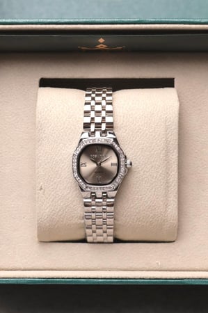 ساعة نسائية ستيل بلون فضي رمادي