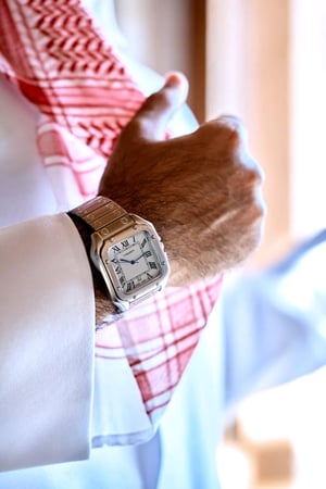 ساعة رجالية مربعة بلون فضي