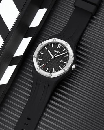 ساعة لون اسود