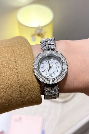 ساعة نسائية فضي ميناء أبيض بفصوص الزركون شبيه الألماس