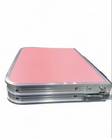 طاولة صغيرة اللون وردي