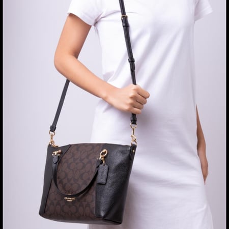 حقيبة "كيسي ساتشل Kacey Satchel" من القماش بنقشة ماركة كوتش