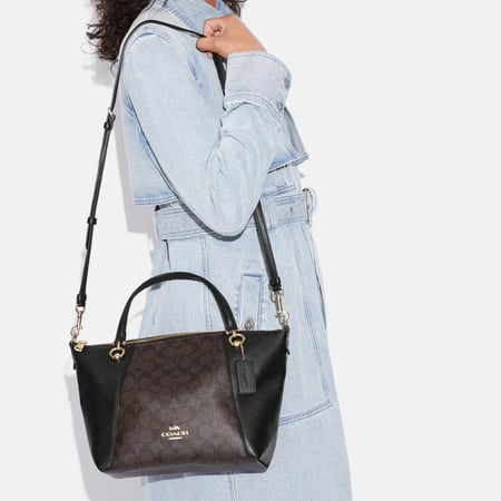 حقيبة "كيسي ساتشل Kacey Satchel" من القماش بنقشة ماركة كوتش