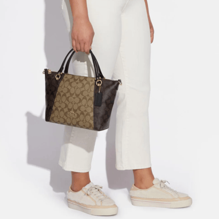 حقيبة "كيسي ساتشل Kacey Satchel" من القماش بنقشة ماركة كوتش