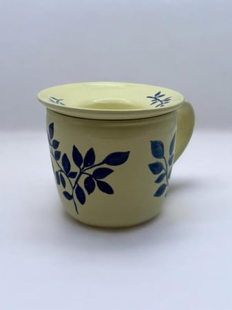 كوب شاي بنقوش زرقاء