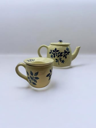 إبريق شاي بنقوش زرقاء