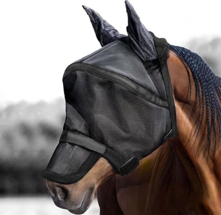 قناع شبكي خفيف الوزن مصمم لتوفير حماية فعالة لوجه الحصان وعينيه وأذنيه