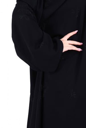عباية سوداء بتطريز ورده كامل