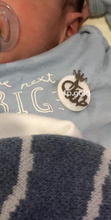 بروش صدف مقاس الوسط بالاسم مع التاج