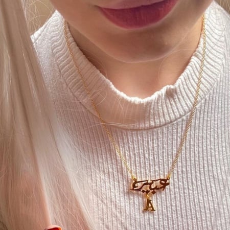 سلسل اسم أنيق مع حرف