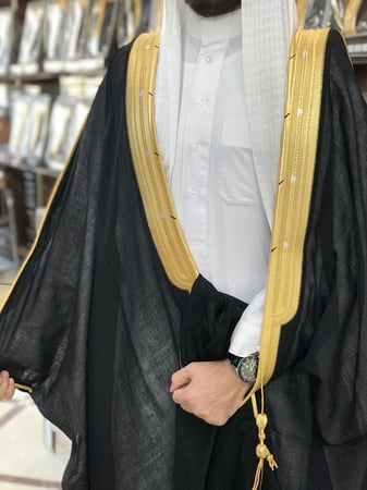 بشت رجالي رسمي VIP نخب أول لون أسود  قماش ياباني صوف 100٪ قصب حر دقة ملكيه صناعة سعودية