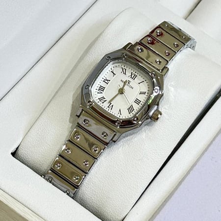 ساعة بإطار مربع مينا ابيض