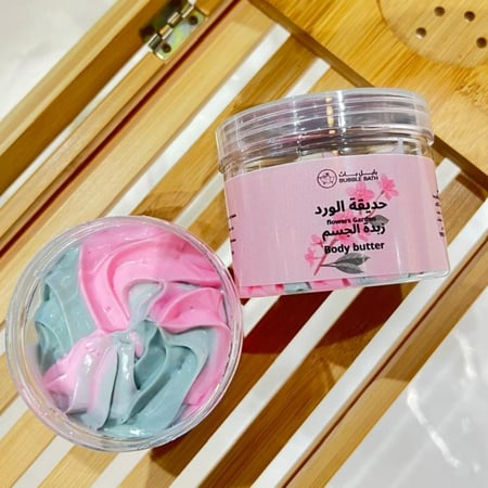 زبدة مخفوقة لترطيب الجسم برائحة الورد المنعشة