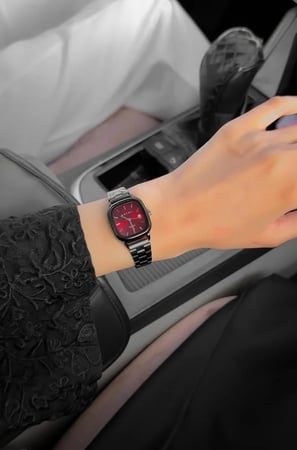 ساعة ETQAN نسائية اسود مع احمر