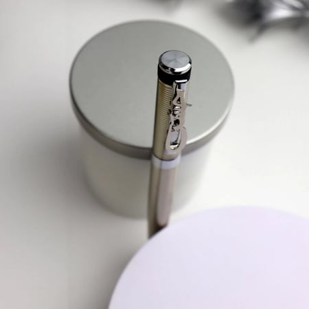 قلم بالاسم مطلي بالذهب او الفضه