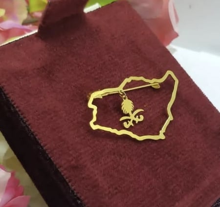 بروش خريطة المملكة يتوسطها السيفين والنخلة