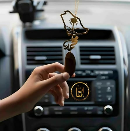 تعليقة سيارة بالاسم  الذي تريده مع خريطة المملكة وبداخلها سيفين ونخلة