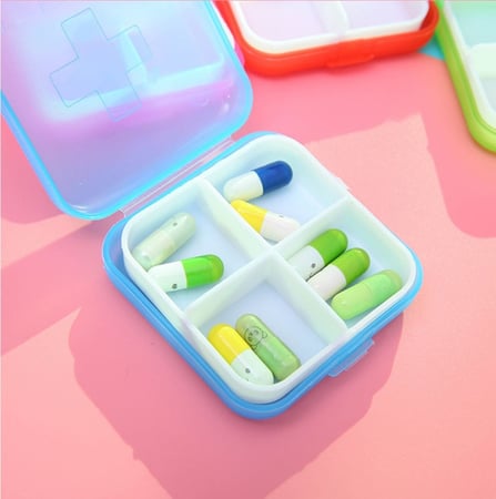 علبة بلاستيكية لحفظ الادوية