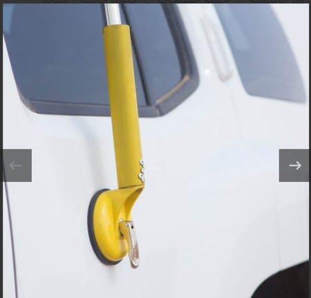 ستاند اعمدة تثبت بالسيارة للرحلات