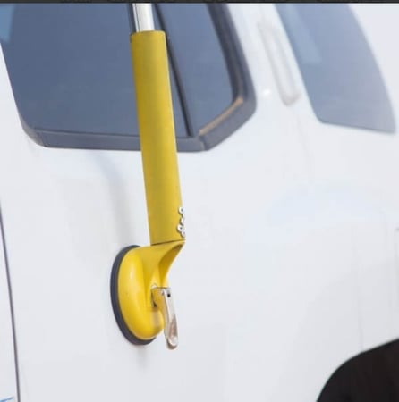 ستاند اعمدة تثبت بالسيارة للرحلات