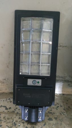 كشاف طاقة شمسية تسوق من داخل السعودية