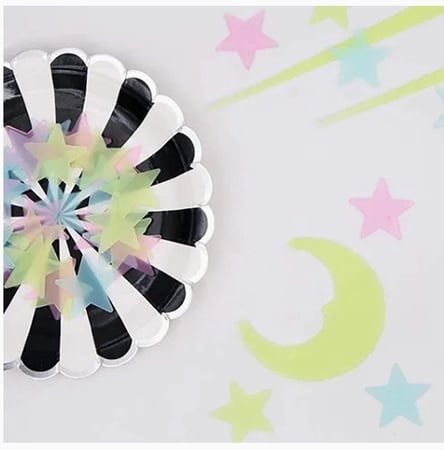 ملصقات الحائط بتصميم النجوم الزرقاء المضيئة في الظلام