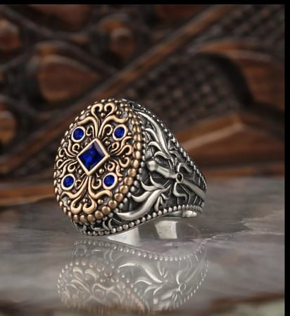 خاتم  مطرز ذهبي بفصوص زرقاء