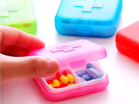 علبة بلاستيكية لحفظ الادوية