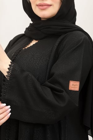 عباية قماش كريب مطبوع مشجر بياقة V مزودة بنهايات أكمام وحواف دانتيل