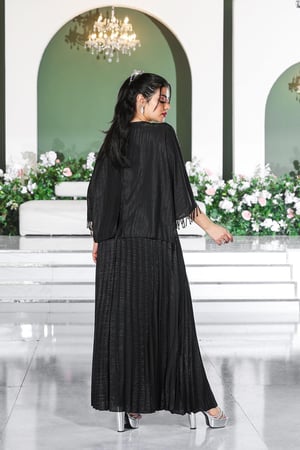 فستان سهرة ياقة مدورة وأكمام مزينة بالترتر بنهايات مزينة بشباشيل لامعة وتنورة بكسرات