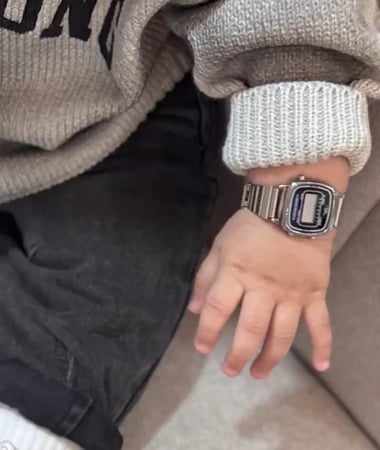 ساعه رقميه مقاومه للماء مناسبة من عمر الاشهر ل١٢ سنه