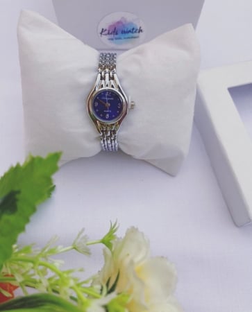 ساعة مُناسبة لحديث الولادة وما فوق غير مقاومة