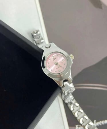 ساعة مناسبة من حديثي الولادة ومافوق