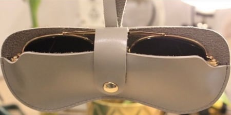 حامل نظارات رمادي من الداخل ناعم يحمي النظاره من الخدوش