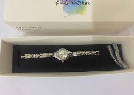 ساعة مناسبه من حديثي الولاده ومافوق(اللون فضي سااده)