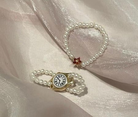 ساعه لولو زينه مع سوار لولو لون الكرستال عشوائي الرجاء كتابه العمر بالملاحظه