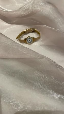 ساعه موليد جلد ذهبي زينه