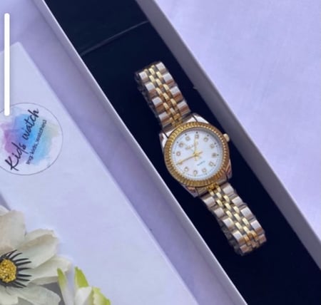 ساعة مكس ذهبي وفضي (ضد الماء) مناسبة لسنه وما فوق(جميع الاعمار)