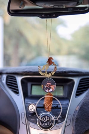 تعليقة سيارة بالصورة