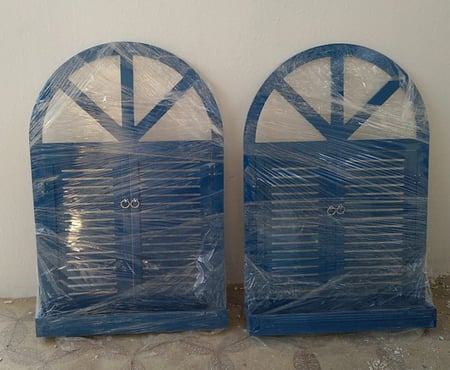 شباك ريفي يوناني ازرق