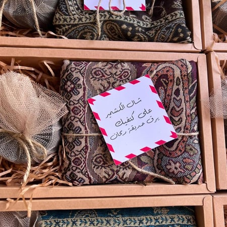 بوكس شتاء (2026) شال كشميري فاخر مع كوب قهوة  وبطاقة اهداء