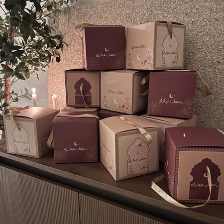 سجادة اطفال (صغيرة ) بصورة كعبة وزخرفة (مجموعة ب)