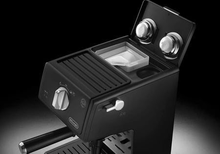 ماكينة تحضير اسبرسو سكالترا التقليدية بمضخة باريستا من ديلونجي، ماكينة تحضير القهوة والكابتشينو، ECP31، لون اسود