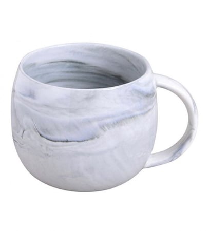 فنجان قهوة بتصميم رخامي رمادي