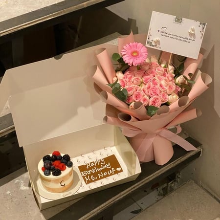 الباقة "الورديه" مع كيكه