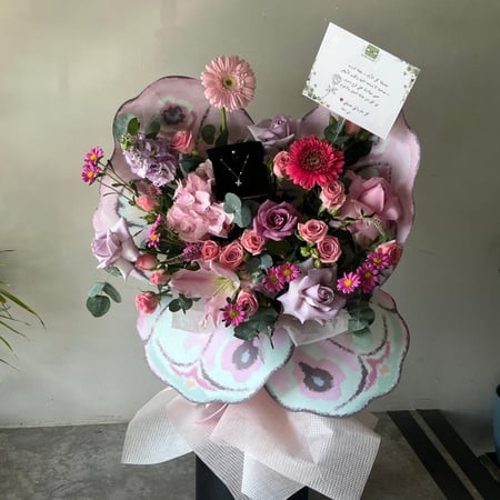 باقه الفراشه عرض تنسيق سلسال ذهب من اختيارك /Butterfly Bouquet Display Gold Chain Arrangement of Your Choice